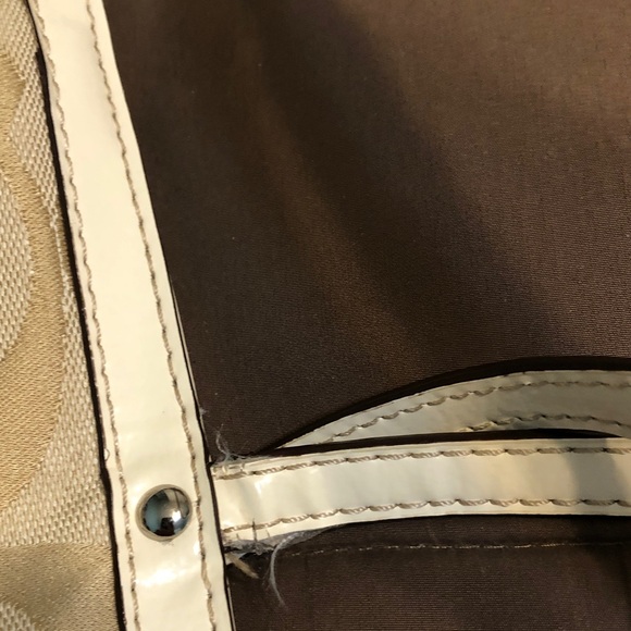 Coach Cream Shoulder Bag with Patterned Design and White Handles - Picture 9 of 10